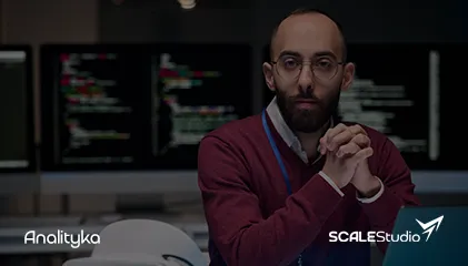 Analityk ScaleStudio przeglądający dane kampanii Google Ads i Facebook Ads przy biurku