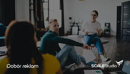 Zespół specjalistów ScaleStudio omawiający dobór kanałów marketingu online